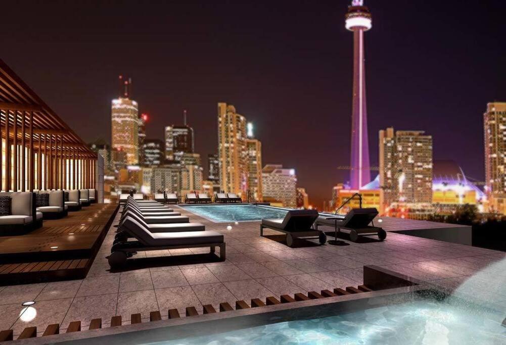 Cn Lovers Toronto Luaran gambar