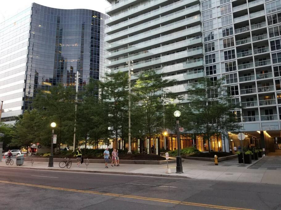 Cn Lovers Toronto Luaran gambar
